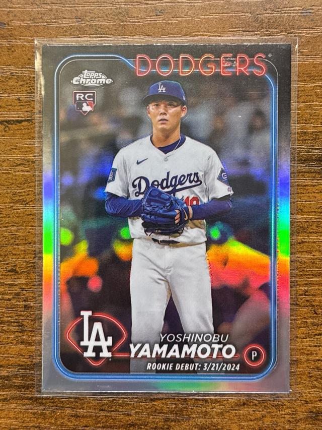 2024 Topps Chrome Update Yoshinobu Yamamoto ﻿Roomie Debut Refractor #USC108