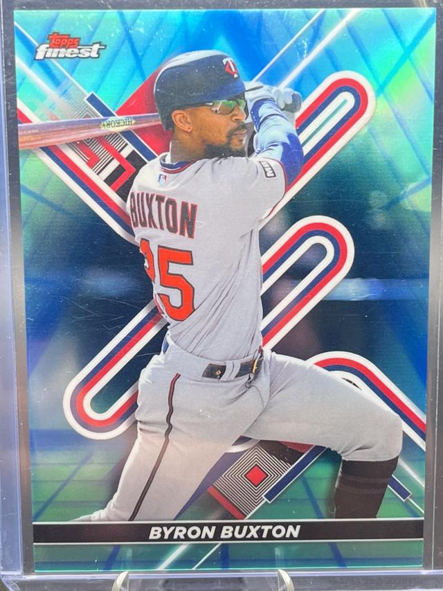 2022 Topps Finest Byron Buxton ﻿Base Set Blue/Aqua Vapor Refractors /250 #68