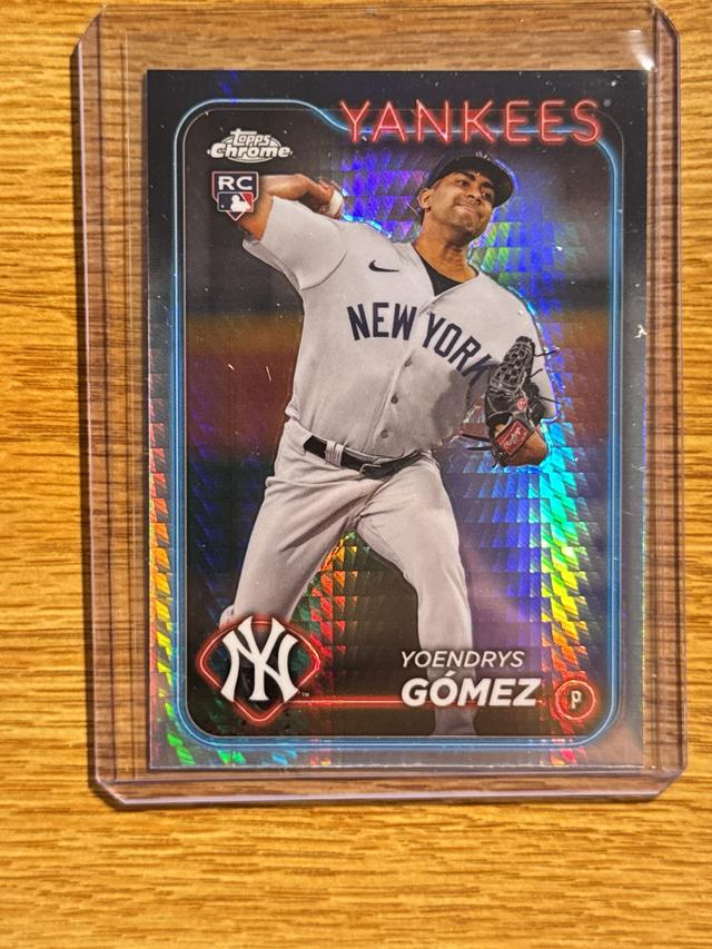 2024 Topps Chrome Yoendrys Gómez ﻿Base Set Prism Refractors #160