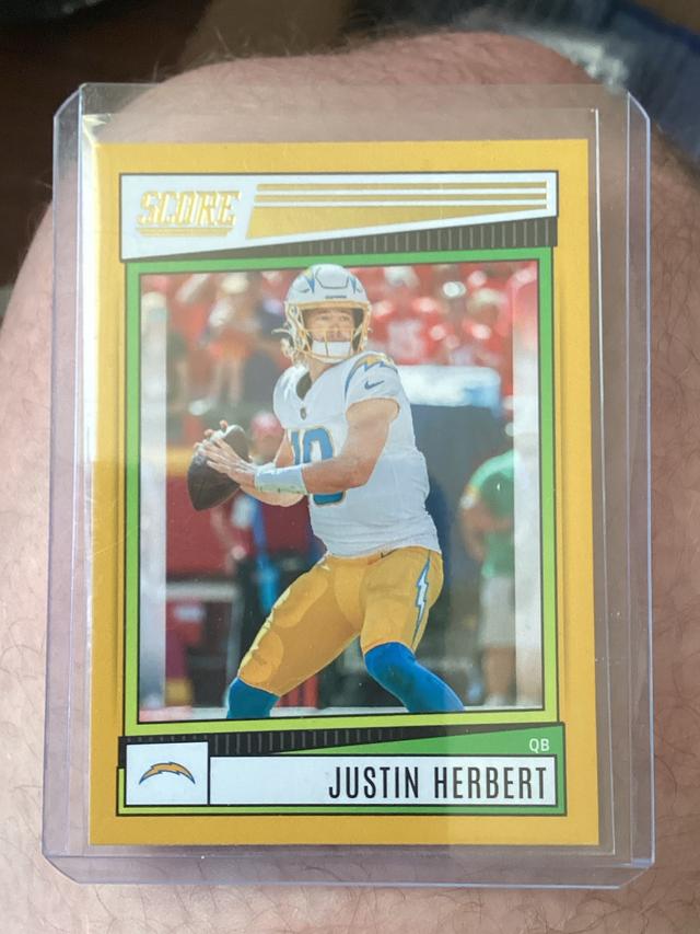 2022 Score Football Justin Herbert Base Set Gold #136