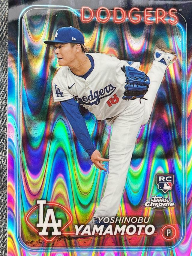 2024 Topps Chrome Yoshinobu Yamamoto ﻿Base Set RayWave Refractors #18