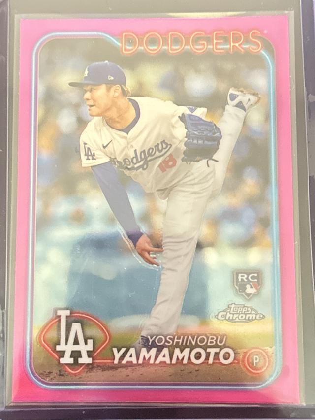 2024 Topps Chrome Yoshinobu Yamamoto ﻿Base Set Pink Refractors #18