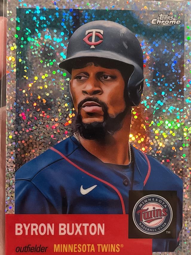 2022 Topps Chrome Platinum Byron Buxton ﻿Base Set Speckle Refractors /150 #22