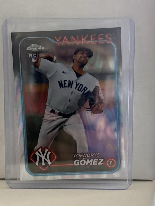 2024 Topps Chrome Yoendrys Gómez ﻿Base Set RayWave Refractors #160