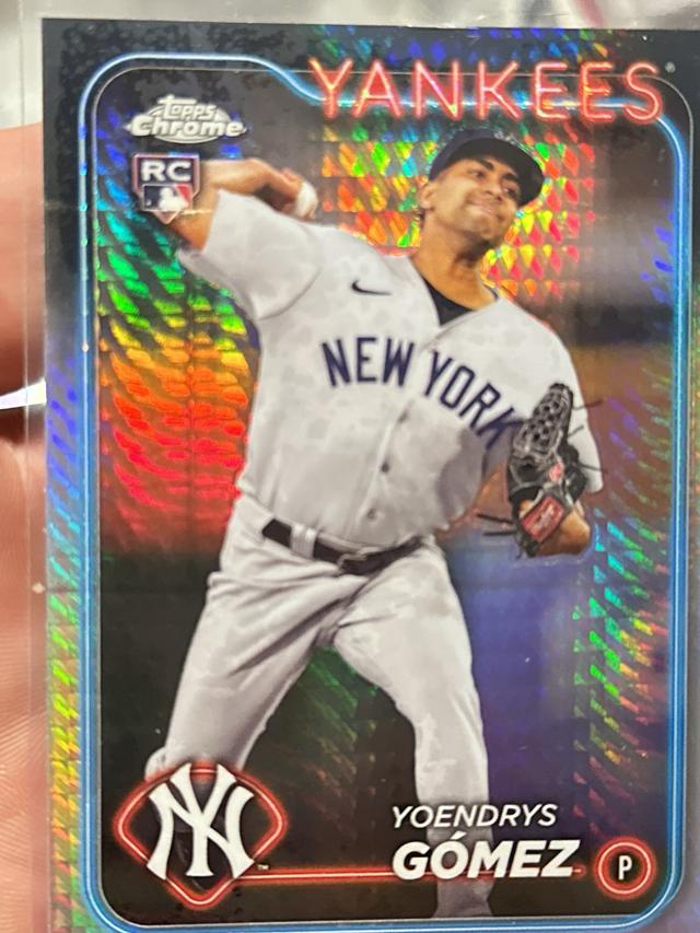 2024 Topps Chrome Yoendrys Gómez ﻿Base Set Prism Refractors #160