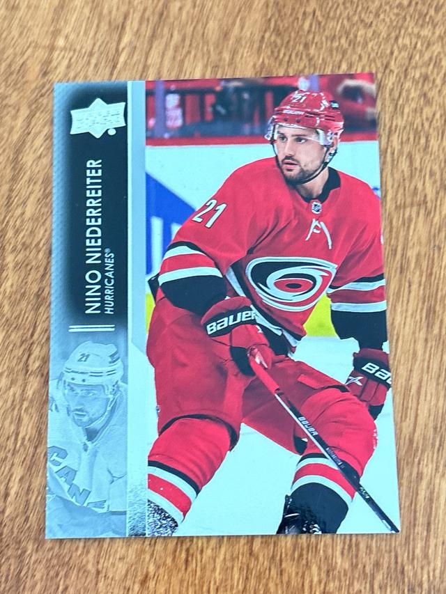 2021-22 Upper Deck Hockey Series 2 Nino Niederreiter Base Set #284