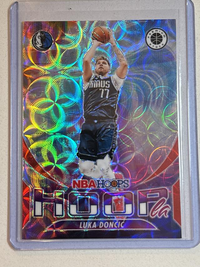 2023-24 Panini Hoops Premium Stock Luka Doncic Hoopla Red Prizms /88 #7