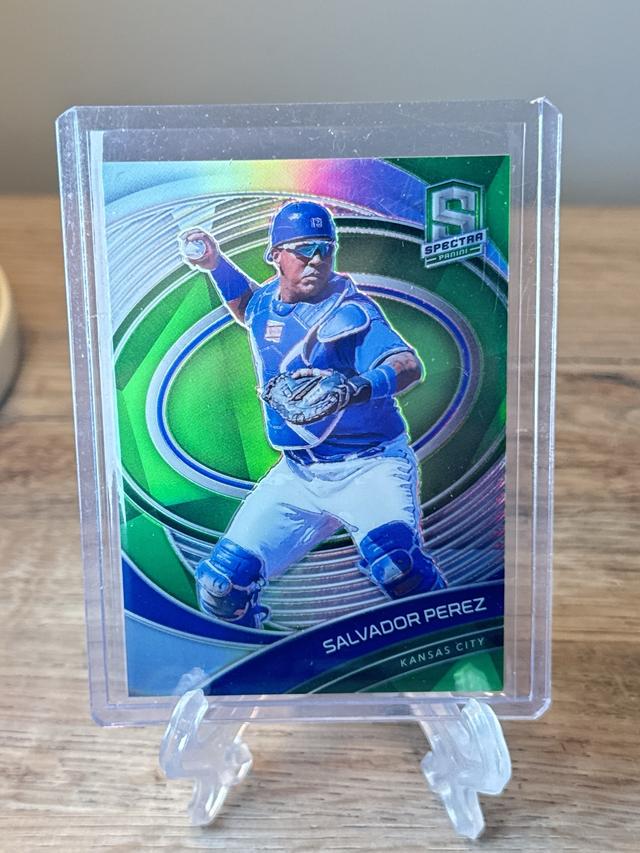 2021 Panini Spectra Salvador Perez Base Set Neon Green /30 #66